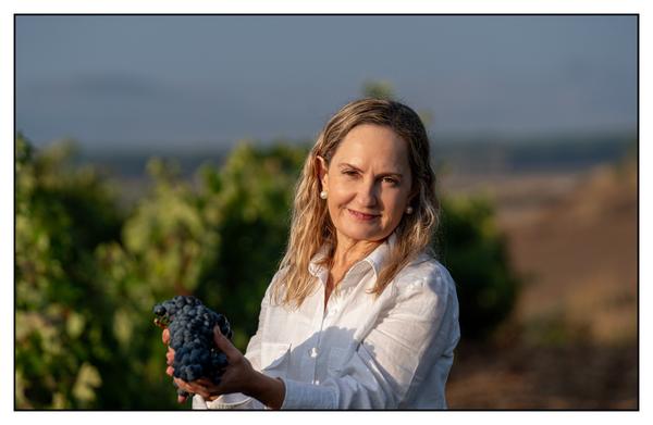 Más que un Ribera del Duero, es el tributo de Eva Fernández a la sabiduría de su padre. Un crianza indómito y eterno, perfecto para brindar con quien nos enseñó a apreciar el primer sorbo este Día de la Madre. Foto: agencia.