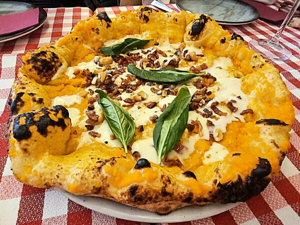 Calabaza, brócoli y guanciale: la pizza Containa rompe moldes. 🎃🥓 Un equilibrio perfecto entre el dulzor de la base y el crujiente salado que no sabías que necesitabas. Fotos: Gastroystyle.