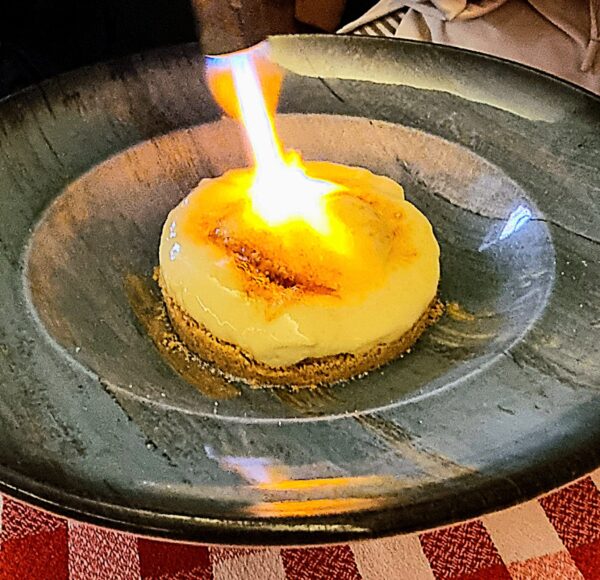 El broche de oro: cremoso de formaggi. Un equilibrio perfecto entre la cremosidad de los quesos italianos, el crujiente del pistacho y el toque ácido de la frambuesa. El flambeado final elevó la experiencia a otro nivel. Un cierre memorable. Foto: Gastroystyle.