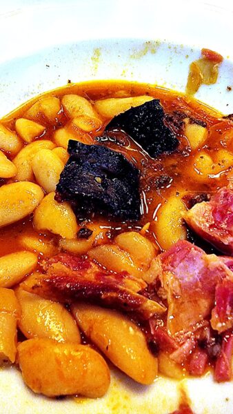 Adela Besteiro, leyenda de la cocina asturiana, ejerce de anfitriona en un concurso que ha elevado la fabada desde las mesas familiares hasta los altares de la Guía Michelin. Foto: Gastroystyle.
