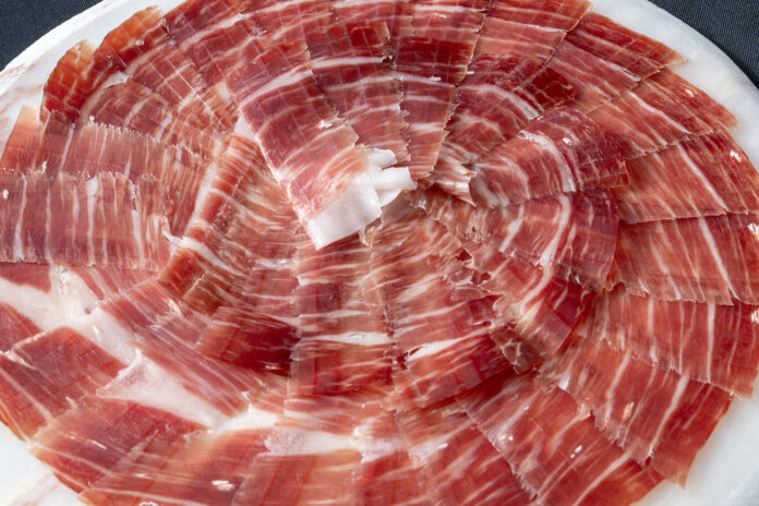 Cada lasca es un verso escrito con el cuchillo de Florencio Sanchidrián. El Ibérico Supreme Signature 2021 no se corta, se libera para revelar el alma de la dehesa y el latido de una causa solidaria. Foto: Miguel Garrote.