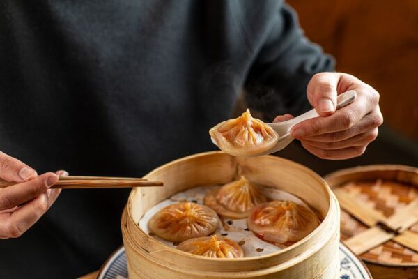 Diego Song, propietario de Baoyilong, lidera una propuesta gastronómica basada en la elaboración diaria de masas y rellenos caseros para preservar el sabor auténtico de la región de Jiangsu. Foto: agencia.