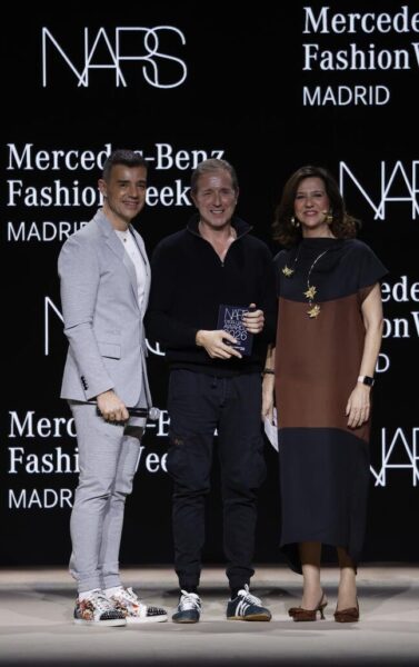 Celebramos la maestría de José Belmonte (Mejor Maquillador) y el magnetismo de Julia Pachá (Mejor Modelo), rostros de la vanguardia actual. Un honor especial para Andrés Aberasturi, Premio Honorífico EGO, arquitecto de los sueños emergentes durante dos décadas. La moda española brilla con luz propia. Foto: Ifema