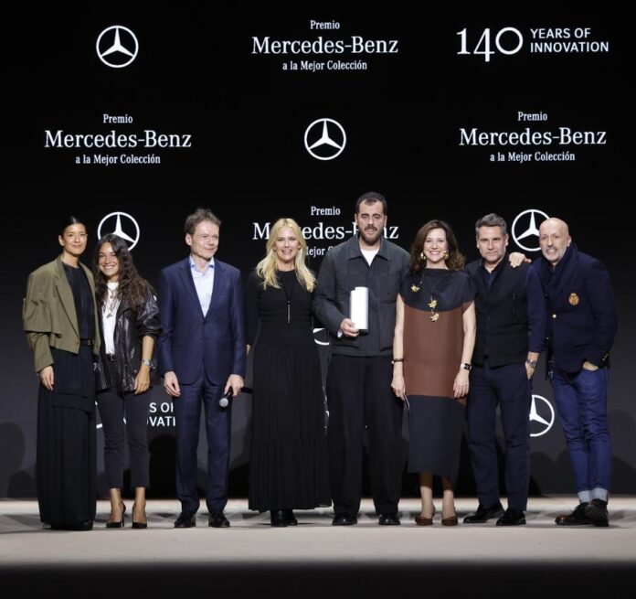 Madrid celebra la excelencia en una noche de galardones inolvidable. Enhorabuena a Mans por alzarse con el primer Premio Mercedes-Benz a la Mejor Colección: una oda a la sastrería y la ligereza de las mariposas. Brindamos por el talento que redefine nuestra pasarela. Foto: Ifema.
