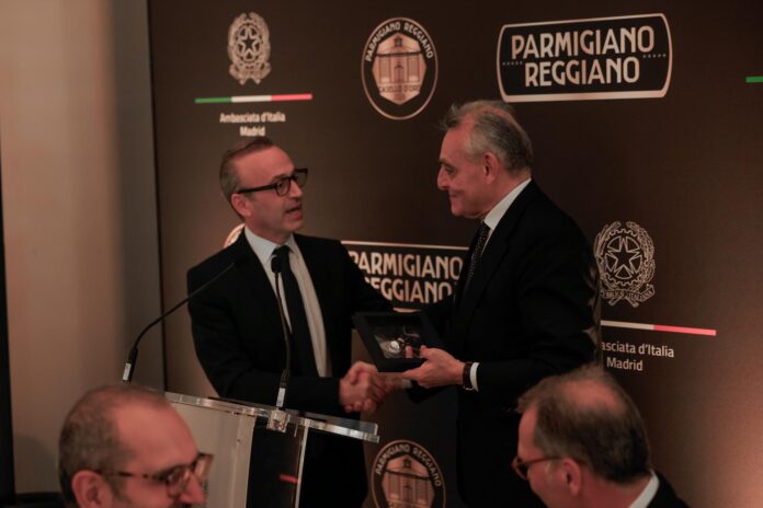 Celebración de la excelencia italiana en Madrid: el Embajador Giuseppe Buccino Grimaldi acogió en la Residencia los Premios Casello d’Oro. Un encuentro que refuerza el valor del Parmigiano Reggiano como patrimonio cultural y pilar de la dieta mediterránea, uniendo a Italia y España en la defensa de la calidad alimentaria. Foto: Embajada de Italia.
