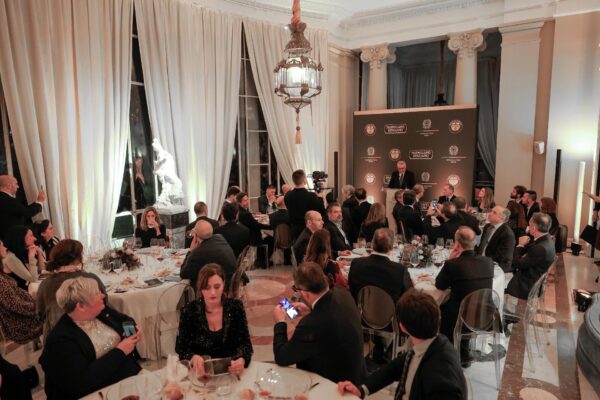 Noche de gala en la Embajada de Italia para premiar la maestría del Parmigiano Reggiano. El Consorcio y representantes del sector agroalimentario se dieron cita en Madrid para celebrar la afinidad culinaria entre ambos países y la transparencia hacia el consumidor. ¡Unidos por la excelencia gastronómica!. Foto: Embajada de Italia.