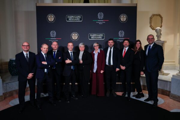 Más que un queso, un símbolo de salud y tradición. En la tercera edición de los Premios Casello d’Oro, se destacó al Parmigiano Reggiano por su rigor productivo y perfil nutricional único. Italia y España reafirman su compromiso en Bruselas contra sistemas de etiquetado simplistas para proteger nuestras materias primas. Foto: Embajada de Italia.