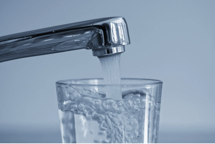 Pese a que el 99,5% del suministro en España es sanitariamente apto, el 41% de los hogares desconfía de su sabor. La tecnología de filtrado de Tappwater surge como el puente necesario entre la seguridad técnica y la excelencia organoléptica, eliminando el cloro y la cal sin generar residuos plásticos. Foto: agencia.