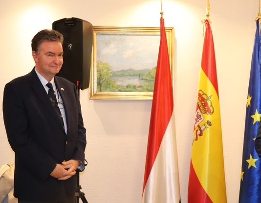 Más allá de los títulos, su misión es clara: potenciar la visibilidad de Hungría y fortalecer lazos tecnológicos y turísticos con España. Foto: Embajada de Hungría.