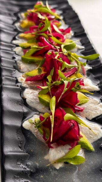 La frescura eléctrica del tiradito de dorada y la intensidad de la gamba roja, armonizadas con la elegancia de un godello Tamborá. Foto: agencia.