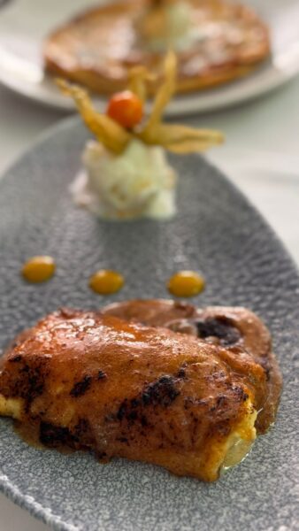 El contraste perfecto entre la elegancia de la tarta fina de manzana y la calidez de una torrija con helado de coco. Dulce rendición. Foto: agencia.