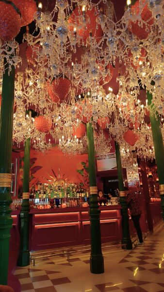 La decoración rompedora y rococó recibe al cliente, al que le esperan las mejores sangrías de la ciudad. Foto: agencia.