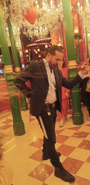 Emilio García Ortigosa demuestra su maestría en el arte de cortar jamón. Foto: agencia.