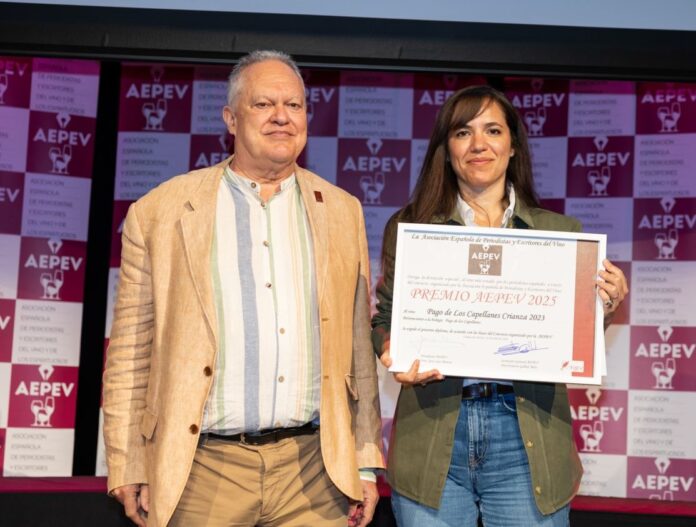 Pago de los Capellanes Crianza 2023 se alza con el máximo galardón en los XVIII Premios AEPEV celebrados en Cangas del Narcea de mano de su presidente, José Luis Murcia. Un reconocimiento de la prensa especializada a la excelencia de la DOP Ribera del Duero. Foto: AEPEV.