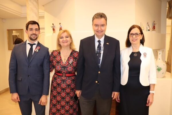 El Embajador Jorge de Habsburgo-Lorena junto a su equipo en Madrid. Para el Archiduque, representar a Hungría en España es un ejercicio de "volver a casa", donde la historia dinástica se encuentra con una misión moderna: fortalecer la visibilidad y los lazos tecnológicos entre ambas naciones. Foto: Embajada de Hungría.