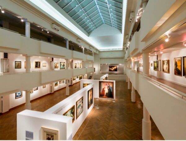 Hay museos que impresionan y otros que te abrazan. El renovado Museo de Ixelles vuelve este 2026 para demostrarnos que la belleza también vive en las distancias cortas. Foto: Gastroystyle.