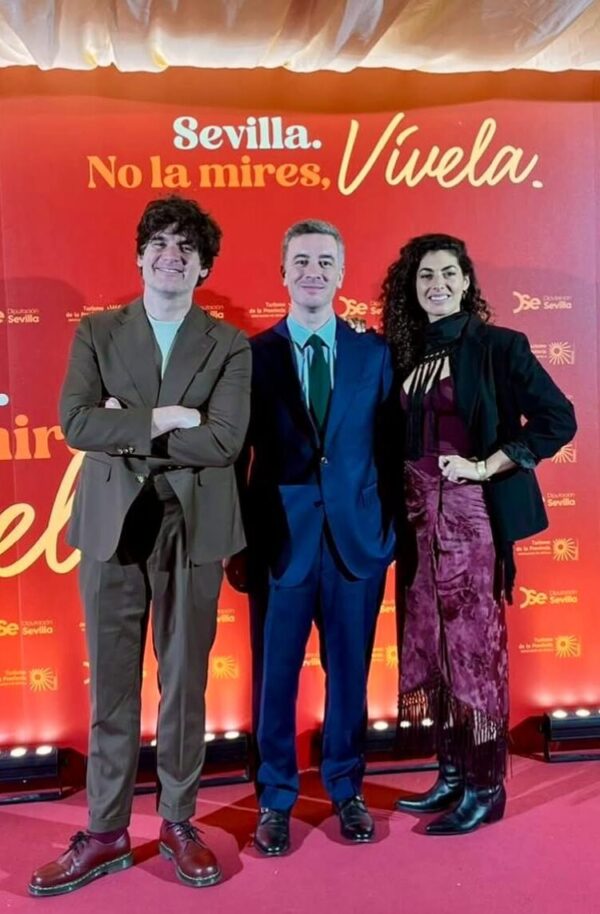 El vicepresidente de Prodetur, Rodrigo Rodríguez Hans, en el centro, junto al periodista Julio Muñoz Gijón y la cantante Nya de la Rubia. Instagram