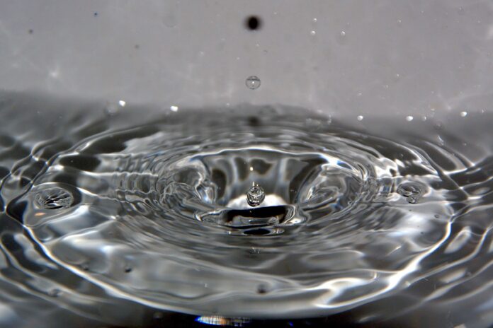 No hay vida sin agua, pero no hay salud sin agua pura. Cuidar su pureza es cuidar nuestro futuro. Foto: Pixabay.