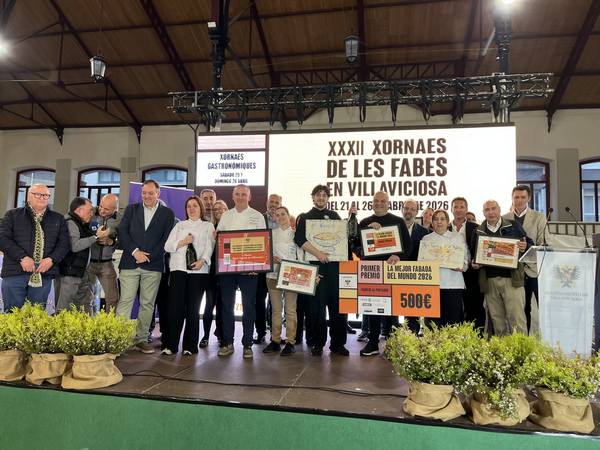 El chef Ángel Fernández, de la sidrería Río Astur, celebra el título de «La Mejor Fabada del Mundo» 2026. Su propuesta destacó por un compango excepcional y un dominio técnico que conquistó al jurado en Villaviciosa. Foto: agencia.