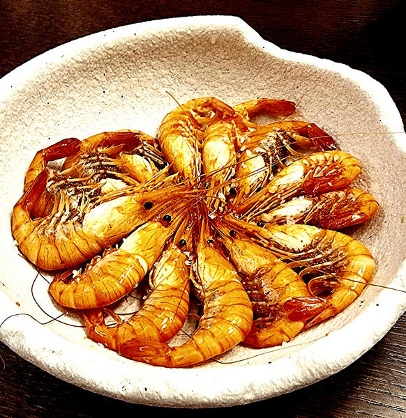 Aquí tú dictas el menú. En Olar, la experiencia empieza eligiendo el producto en origen —desde marisco de lonja hasta buey gallego— para cocinarlo a tu medida y frente a tus ojos. Foto: Gastroystyle.