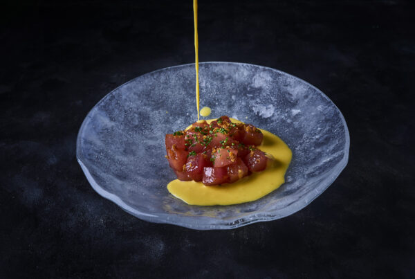 Mayo en Madrid sabe a salitre y precisión nipona. Disfrutando de la oda al túnido del chef Juan Suárez de Lezo. ¡Un festín para los sentidos!. Foto: agencia.