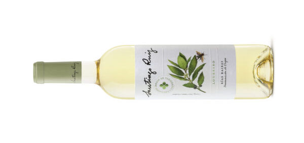Descubrimos el nuevo Loureiro 2025 de Santiago Ruiz. Un monovarietal de precisión que nace de un verano de contrastes para ofrecer una elegancia inusual. Amarillo alimonado, entrada de seda y un postgusto que sabe a primavera eterna. El lujo contemporáneo es, sencillamente, autenticidad en la copa. Foto: agencia.