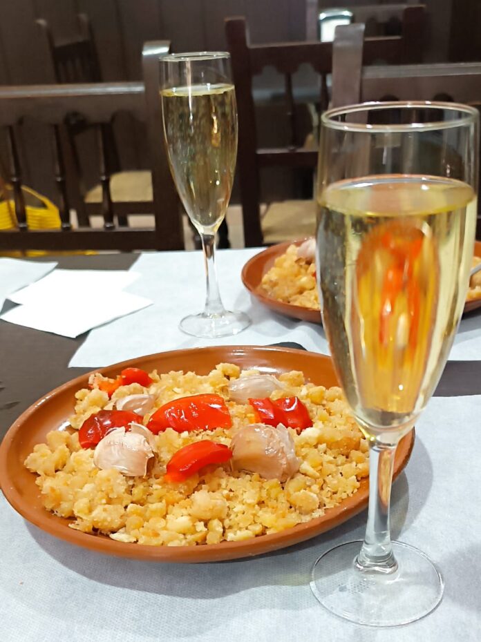 El restaurante El Abuelo en Almendralejo ofrece migas con cava. Foto: Helena Molero.