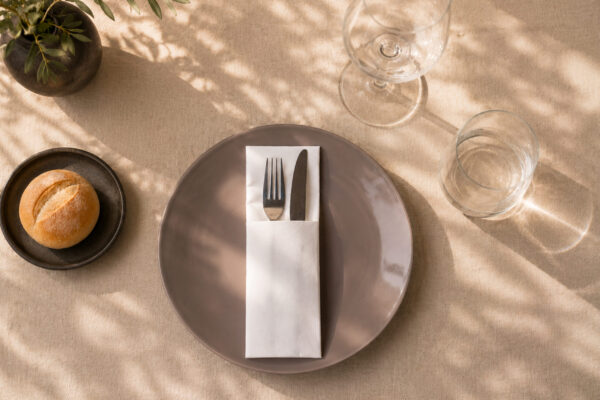 ¿Sabías que puedes aumentar el valor percibido de tu restaurante sin disparar tus costes operativos? 📉 Servilletas tipo portacubiertos o materiales como el Airlaid te permiten elevar el nivel de tu presentación de forma eficiente. Te contamos cómo en nuestra nueva guía. Foto_ agencia.