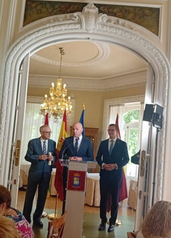 Pedro López Arriba, nuevo presidente del centro Riojano, a la izquierda, Rodrigo Tejeiro Fuss, subdirector de Cooperación Internacional del gobierno de La Rioja y José Antonio Rupérez Caño, presidente saliente del Centro.Foto: María José Cavadas