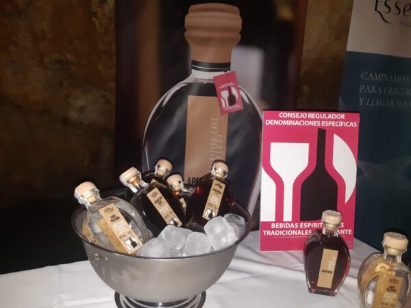El licor de cantueso alicantino, elaborado a partir de la planta endémica Thymus moroderi, destacó en el encuentro como símbolo de innovación sin perder las raíces tradicionales. Foto: agencia.