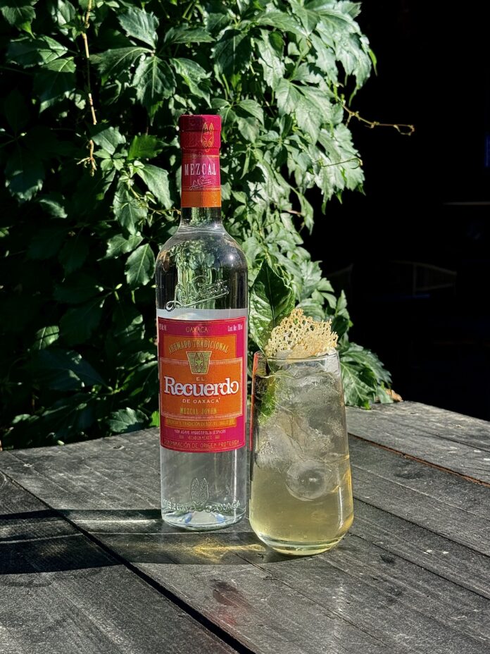 El cóctel ganador, Lumbre, de Adrián Martínez Burdeos, elaborado con cordial de palo santo, lemongrass, hoja de limonero, vinagre de manzana y sirope de romero.  Foto: agencia.