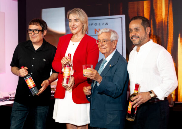Rafael Ansón, presidente de la Academia Española de Gastronomía, en la Casa de México acompañado de los tres miembros del jurado de Mezcal Lab. Foto: agencia.
