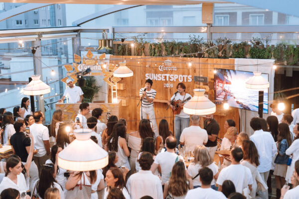 El verano es para pausar el tiempo. Corona presenta la guía Sunset Spots: los 100 mejores rincones de España para desconectar, brindar y exprimir los atardeceres más mágicos de la temporada. Porque la vida sabe mejor al aire libre. Foto: Agencia.