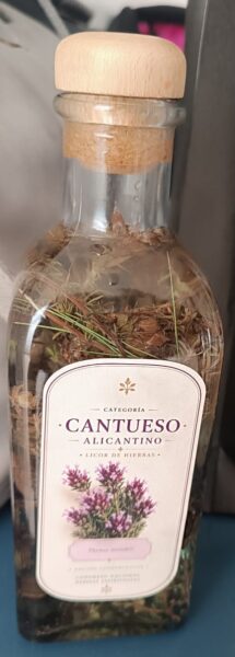 El profesor Segundo Ríos habló del licor El Cantueso. Foto: Helena Molero.