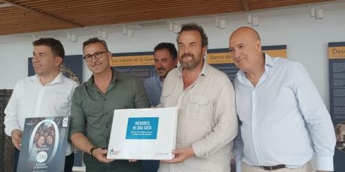 El alcalde, de Busot, Alejandro Morant, firmó el compromiso con la campaña "Menores ni una gota", junto a Bosco Torremocha, Director de Espirituosos de España. Foto: Helena Molero.
