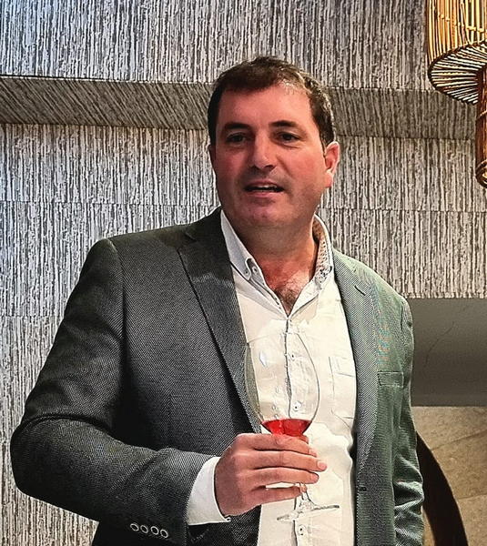 El vino antes que bebida, es un lugar. Más allá del rosado, Navarra es un viaje fascinante por viñas viejas, garnachas vibrantes y teselas ocultas por descubrir. Foto: Ruperto de Nola.