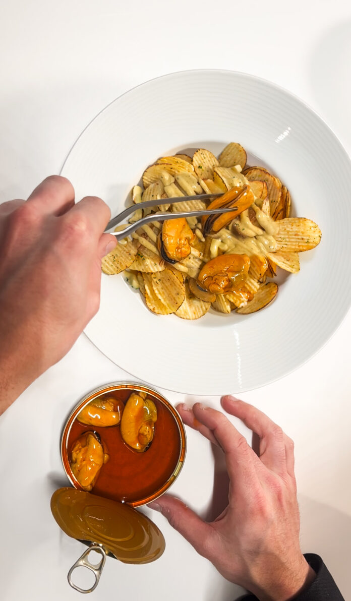 ¡Golazo gastronómico! ⚽ El Mundial se disfruta más con este aperitivo gourmet de mejillones en escabeche y patatas chips con mayonesa casera. Foto: agencia.