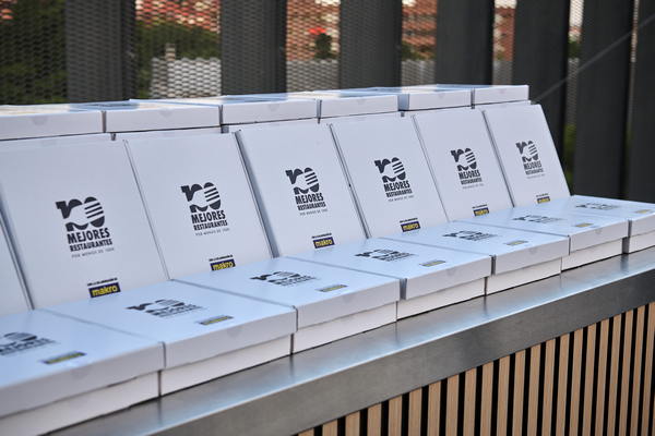 El billete hacia el cielo gastro tiene un precio (y es apto para tu bolsillo). 🗺️ Tarjeta de embarque lista para recorrer España a través de las 10 mejores barras, asadores y chiringuitos avalados por los que de verdad saben de esto. Comer de lujo por menos de 100€ ya no es un mito, es la guía que necesitas guardar YA. Foto: agencia.