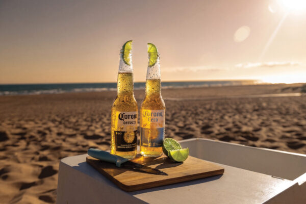 El cielo dorado, una Corona bien fría con su rodaja de lima y el momento perfecto. 🌅 Ya está aquí la nueva edición de Corona Sunset Spots para recordarte que el verdadero lujo es conectar con el presente. ¿Cuál será tu próximo destino?. Foto: Agencia.