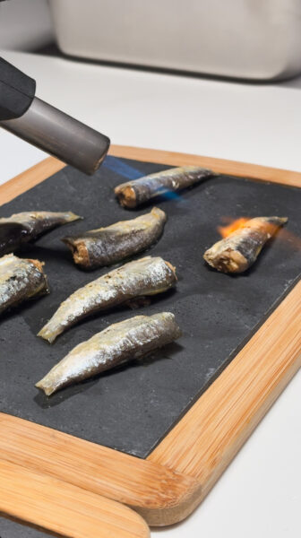 Un clásico renovado para el partido: dale un toque de soplete a tus sardinas del xeito de Conservas La Brújula y potencia todo su aroma. Foto: agencia.