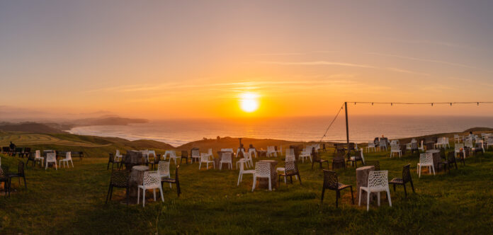 El atardecer no se mide en minutos, se mide en momentos. 🌅 Reivindica el arte de pausar el tiempo y atiende a la llamada del verano con #CoronaSunsetSpots. Living is Calling. Foto: Agencia.