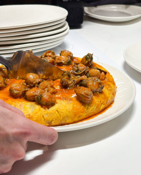 La combinación perfecta para celebrar: tortilla de patatas tradicional coronada con zamburiñas guisadas. Un bocado jugoso e irresistible. Foto: agencia.