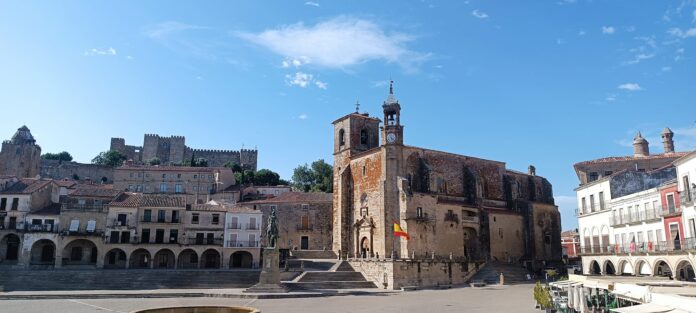 La Plaza Mayor de Trujillo, punto neurálgico de turistas nacionales e internacionales. Foto: agencia.
