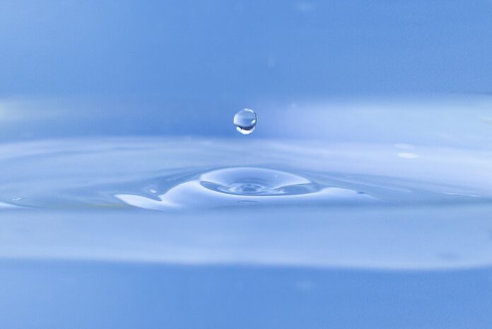 Alta tecnología escandinava en el hogar: el dispositivo purifica el agua en cinco etapas y la remineraliza para ofrecer una experiencia premium directamente desde el grifo. Foto: Pixabay.