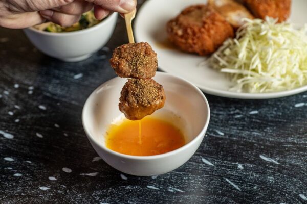 Del misticismo de Tokio al formato bocado: la coreografía perfecta de Komainu donde el Kakuni de panceta y el Tonkatsu definitivo son los reyes de la barra. Foto: agencia.