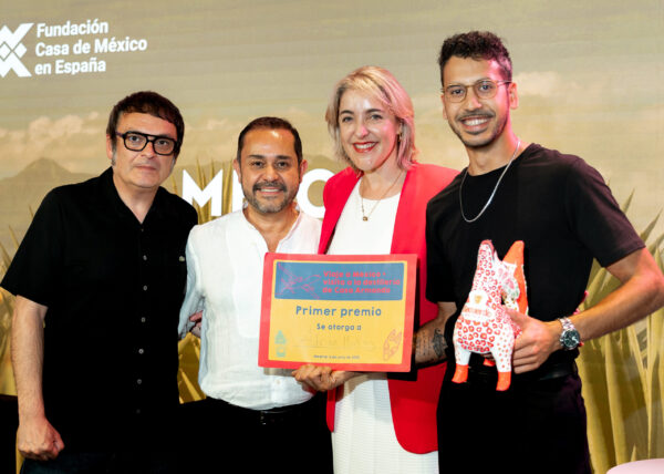 Adrián Martínez Burdeos, ganador del Mezcal Lab, acompañado por los miembros del jurado. Foto: agencia.
