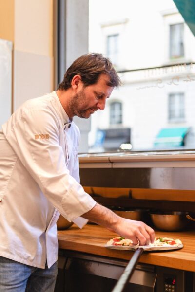Del Cilento a Madrid. El maestro pizzaiolo Paolo De Simone y Salvatore Romano cocinan a cuatro manos en Origine para rendir homenaje a la auténtica tradición mediterránea. Foto: agencia.