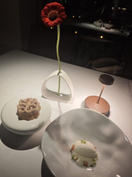 Tocar el cielo con los cinco sentidos. ✨ Nos rendimos al encanto cosmopolita de L’Àtic (Hotel Saratoga) y su menú 'Evolución 2.0': el verdadero lujo culinario entendido desde la autenticidad y el disfrute más puro. ¡Una parada obligatoria esta temporada!. Foto: Gastroystyle.