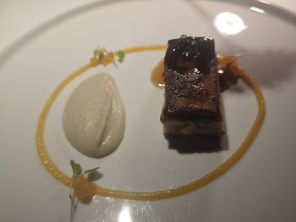Delicadeza, maestría técnica y respeto al origen. Bocados sublimes como el lingote crujiente de porc negre o el icónico salmonete con pasta orzo marcan el ritmo de 'Evolución 2.0', una sinfonía culinaria de profundidad académica. Foto: Gastroystyle.