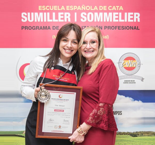 El sumiller del siglo XXI conecta el vino con la gastronomía, la cultura y el consumidor", afirma nuestra directora Carmen Garrobo. Únete a los más de 2.000 profesionales que ya han transformado su futuro con nosotros. Foto: Escuela Española de Cata.